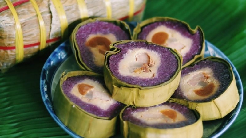 Bánh tét lá cẩm