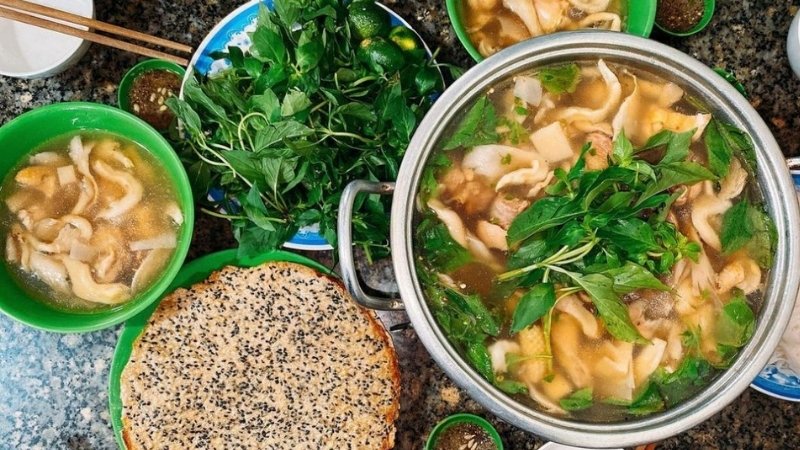 Lẩu gà lá é