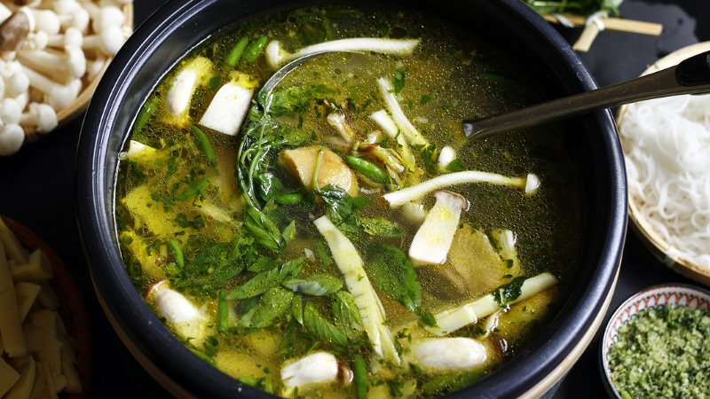 Lẩu gà lá é có gì đặc biệt?