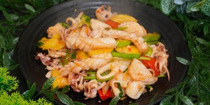 Mực xào dứa cần tây: Giòn ngọt đậm đà đổi vị bữa cơm
