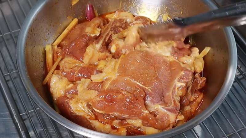 Sơ chế và ướp sườn nướng