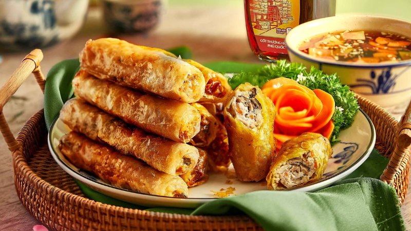 Thưởng thức nem rán